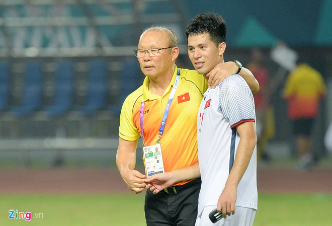 Trung ve Dinh Trong cang thang trong lan dau du AFF Cup hinh anh 1